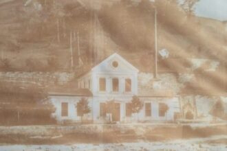 Stara strojnica jaška Inzaghi, opuščena v 50. letih 20. stoletja. Spredaj viden les, ki so ga do Idrije plavili preko vodnih zapornic – klavž. (Vir: Razstava v strojnici jaška Inzaghi)