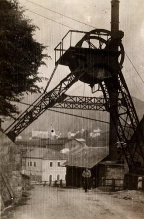 Izvozni stolp jaška Inzaghi skozi objektiv Vena Pilona. Za stolpom je viden dimnik parnega kotla, ki se je nahajal v prvotni stavbi strojnice. (Vir: Slovenski etnografski muzej)