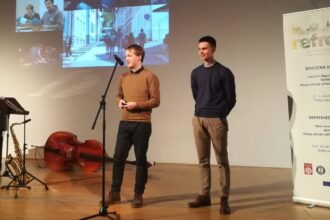 Matevž Stras in Matevž ŠLabnik predstavljata Heritage Lab na zaključnem dogodku projekta Refresh.
