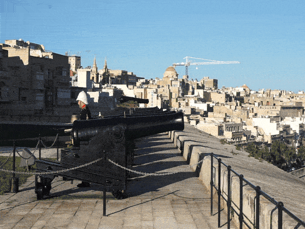 Streljanje iz vojaškega topa na Malti - gif